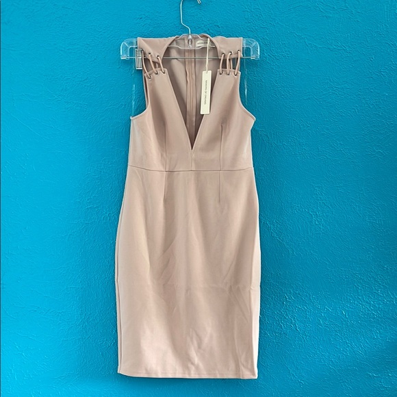 Elegant Beige Sleeveless Dress - Picture 2 of 3